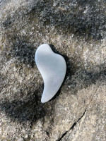 Gua sha ”aalto” valkoinen jadekivi 